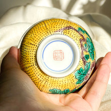 Load image into Gallery viewer, Kutani Painted Tsubaki Candle