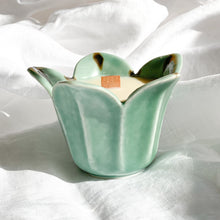 Load image into Gallery viewer, Arita Blooming Lily Kobachi Candle