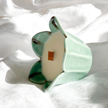 Load image into Gallery viewer, Arita Blooming Lily Kobachi Candle