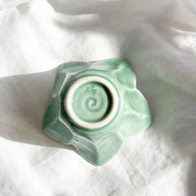 Load image into Gallery viewer, Arita Blooming Lily Kobachi Candle