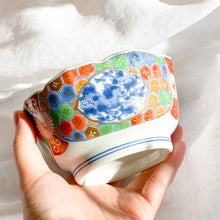 Load image into Gallery viewer, Mino Kozan Kinsai Chrysanthemum Crest Yunomi Candle