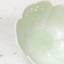 Load image into Gallery viewer, Somei Yoshino Blossom Candle